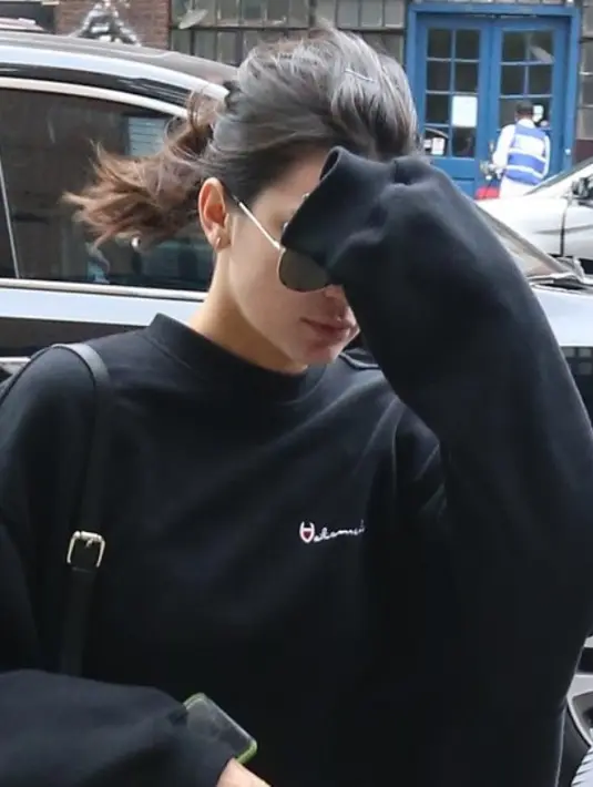 Kendall seakan tak ingin masyarakat melihat perubahan yang terjadi pada tubuhnya. (OceanUp)