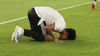 Arkhan Kaka bersujud mencetak gol untuk Indonesia All Stars pada babak kedua melawan Aston Villa di Stadion Utama Gelora Bung Karno, Jakarta, Sabtu (1/8/2026). (Bola.com/Budy Santoso)