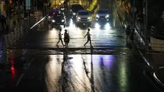 Orang-orang menyeberang jalan di area komersial di kota Quezon, Filipina, Kamis (14/10/2021). Pemerintah Filipina melonggarkan pembatasan setelah penurunan kasus Coronavirus di negara itu. (AP Photo/Aaron Favila)