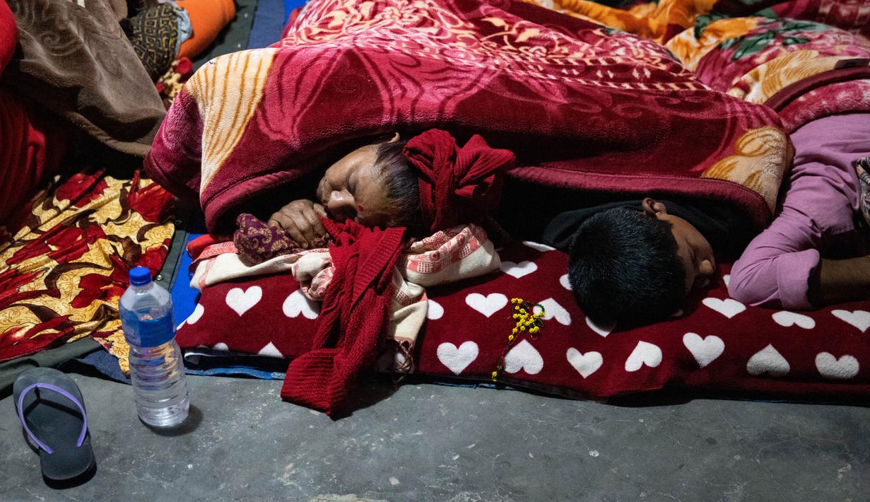 Mengutip sejumlah sumber, Pusat Seismologi Nasional Nepal menyebutkan bahwa gempa Nepal tersebut bermagnitudo 6,4. (PRABIN RANABHAT / AFP)