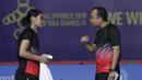 Pebulutangkis Indonesia, Gregoria Mariska, mendapatkan instruksi saat melawan Ratchanok Intanon pada final beregu putri SEA Games 2019 di Muntinlupa Sports Complex, Manila, Selasa (3/12). Kalah 1-3, Indonesia hanya meraih perak. (Bola.com/M Iqbal Ichsan)