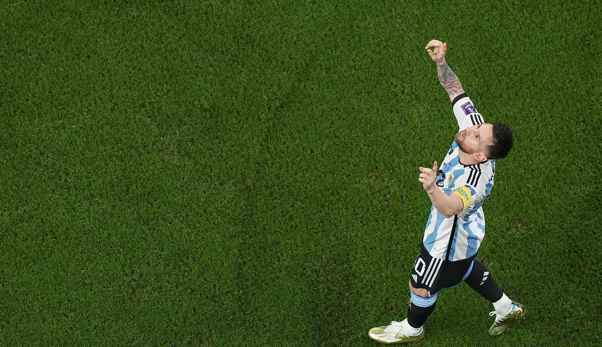 Satu gol Lionel Messi ke gawang Australia juga membuatnya menyamai rekor Cristiano Ronaldo. Ia kini juga berhasil membuat 22 gol di turnamen besar antarnegara, yaitu 9 gol di Piala Dunia dan 13 gol di Copa Amerika. Sementara Ronaldo sukses mencetak 8 gol di Piala Dunia dan 14 gol di Piala Eropa. (AP/Pavel Golovkin)
