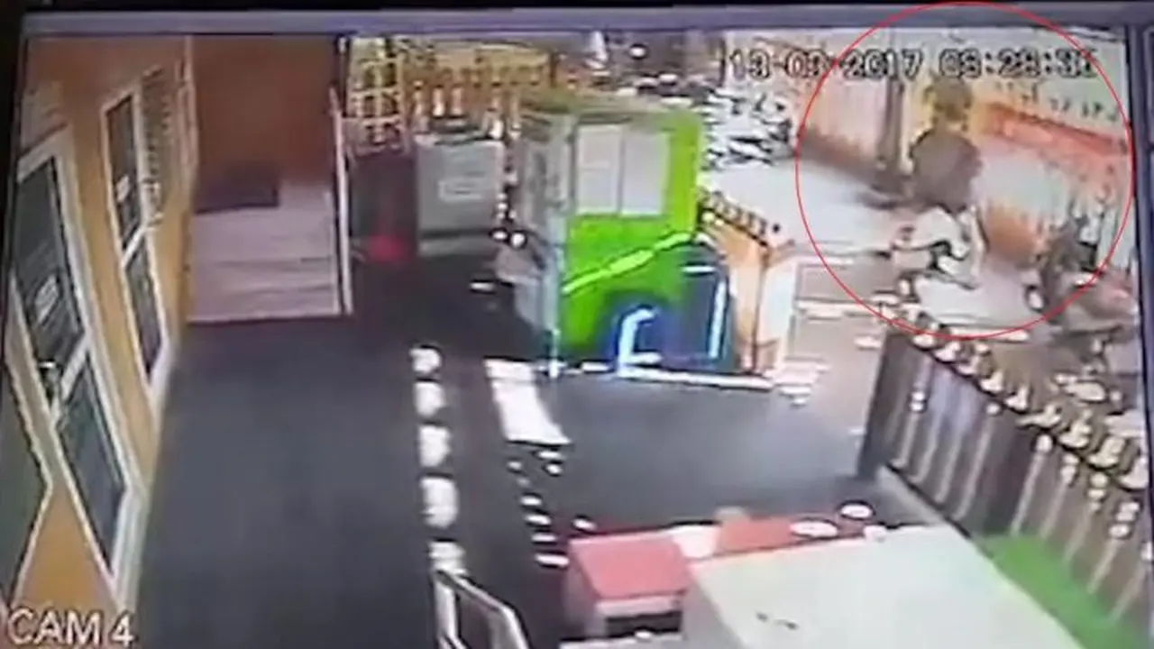 Pria Bercinta Dengan Motor