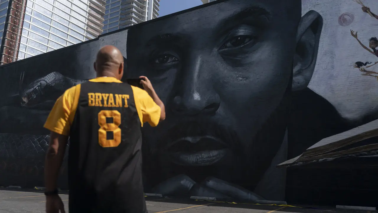 Kobe Bryant dihormati dengan mural besar karya seniman Portugis dan Amerika