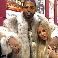 Khloe Kardashian dan Tristan Thompson semakin sering pamer kemesraan. Rasa cinta yang semakin tumbuh, kabarnya membuat Khloe mengharapkan seorang anak dari kekasihnya tersebut. (doc.aceshowbiz.com)