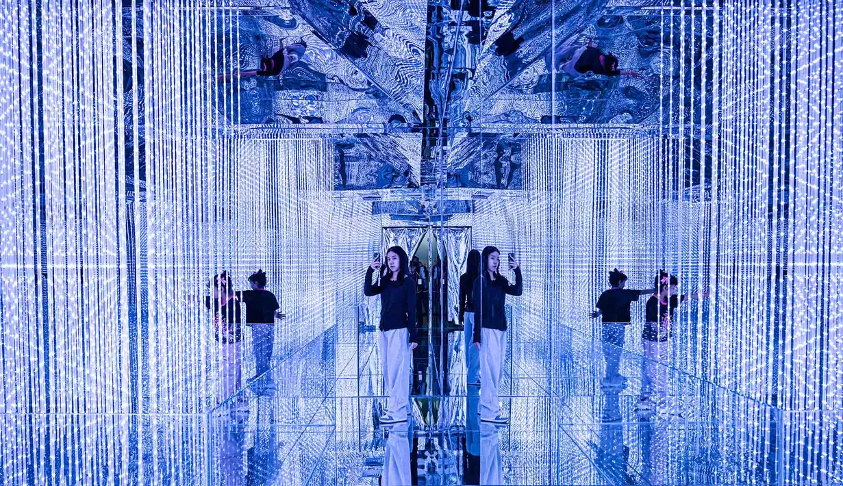 Pengunjung mendatangi ruang seni digital imersif Space and Time Cube Surabaya nan baru dibuka, di Surabaya, 23 Agustus 2026. (AFP/ Juni Kriswanto)