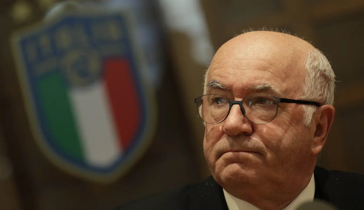Presiden Federasi Sepak Bola Italia (FIGC), Carlo Tavecchio, saat memberi keterangan pers di kantor FIGC, Roma, Senin (20/11/2017). Bos FIGC tersebut mundur dari jabatanya usai gagal membawa Italia lolos ke Piala Dunia 2018. (AP/Andrew Medichini)
