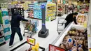 Robot bernama Marty berdiri di pasar swalayan Giant Food Stores di Harrisburg, Pennsylvania, AS, Selasa (15/1). Marty bertugas melaporkan barang yang tercecer ke pelanggan dan karyawan. (AP Photo/Matt Rourke)