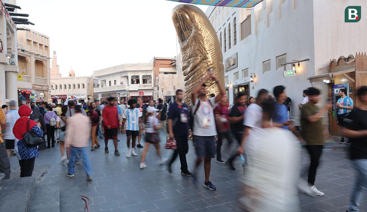 Sementara Le Pouce adalah bangunan berbentuk ibu jari berwarna keemasan yang berada di tengah-tengah pasar. (Bola.com/Ade Yusuf Satria)