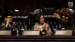 Wakil Ketua MPR Muhaimin Iskandar atau Cak Imin (kiri) serta Meutia Hatta (tengah) saat dialog kebangsaan di Jakarta, Kamis (12/7). Menurut Cak Imin, kemerdekaan bangsa Indonesia bermakna merdekanya rakyat dari penjajahan. (Liputan6.com/JohanTallo)