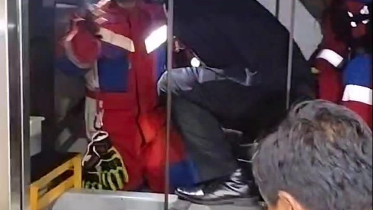 Dramatis,  Petugas Damkar Evakuasi Pria Terjebak 1,5 Jam Dalam Lift Lewat Lubang Atap