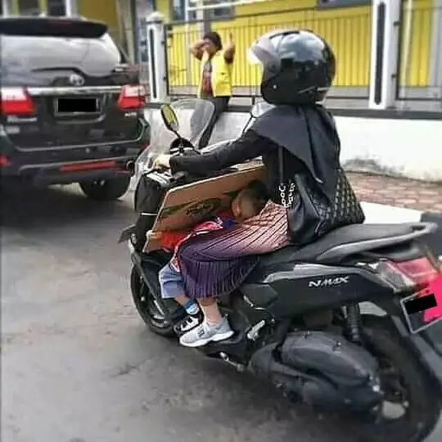 7 Potret Kocak Bocah Ikut Emak Belanja Ini Malah Bikin Susah
