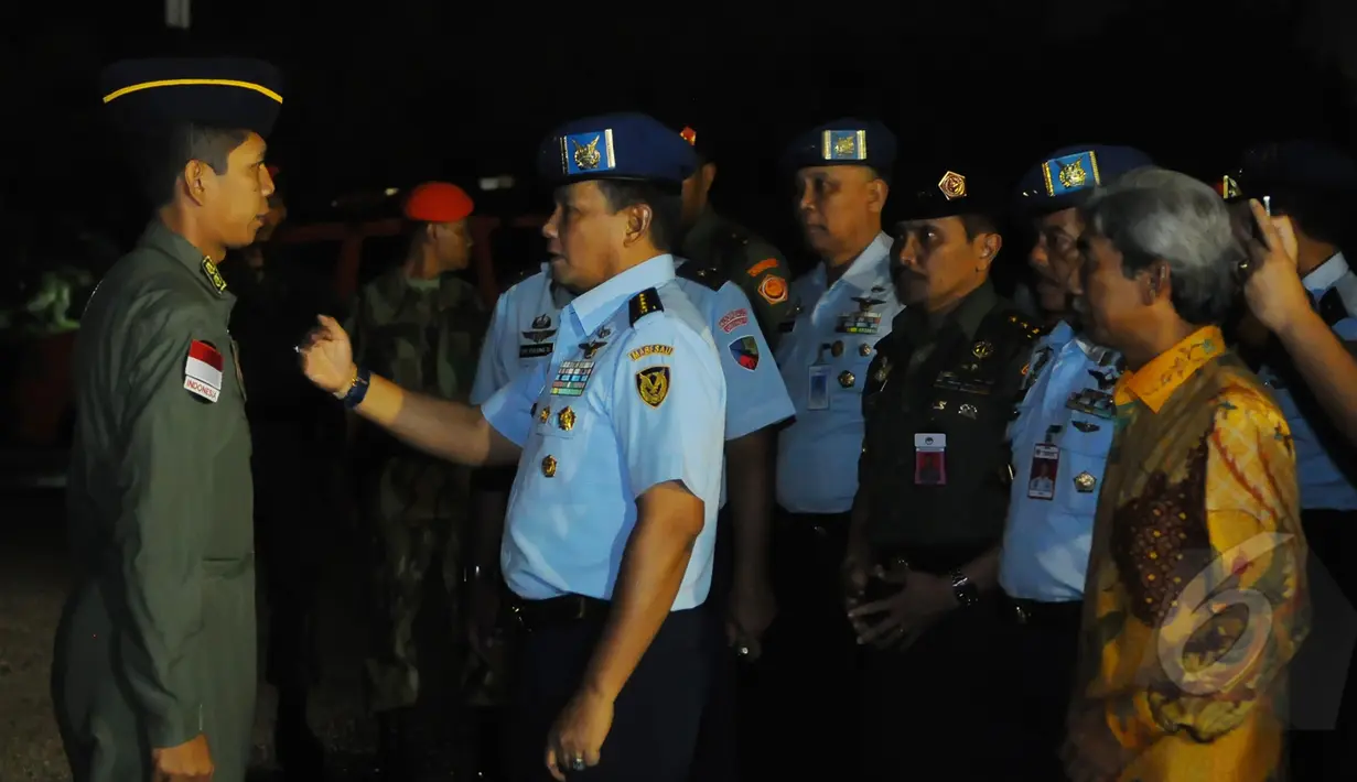Suasana pelepasan tim evakuasi WNI dari wilayah Yaman di Lapangan Udara Halim Perdana Kusuma, Jakarta, Kamis (2/4/2015). Ada 22 personel TNI dan perwakilan Kemlu yang tergabung dalam satgas ini.  (Liputan6.com/Herman Zakharia)