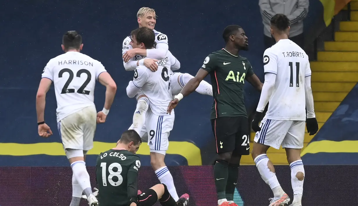 Para pemain Leeds United merayakan gol kedua ke gawang Tottenham Hotspur yang dicetak striker Patrick Bamford (tengah) dalam laga lanjutan Liga Inggris 2020/2021 pekan ke-35 di Elland Road, Leeds, Sabtu (8/5/2021). Leeds menang 3-1 atas Tottenham. (AP/Michael Regan/Pool)