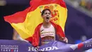 Atlet Spanyol, Maria Perez merayakan kemenangannya atas medali emas dalam lomba jalan cepat 35 kilometer putri dalam ajang Kejuaraan Dunia Atletik 2025 di Tokyo, Jepang, Sabtu (13/09/2025). (AP Photo/Petr David Josek)