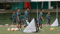 Pelatih Timnas U-19, Indra Sjafri saat memimpin latihan di Stadion Atang Sutresna Kopasus, Cijantung, Kamis (06/04/2017). Latihan ini bagian dari seleksi tim persiapan Piala AFF U-18 di Myanmar. (Bola.com/Nicklas Hanoatubun)