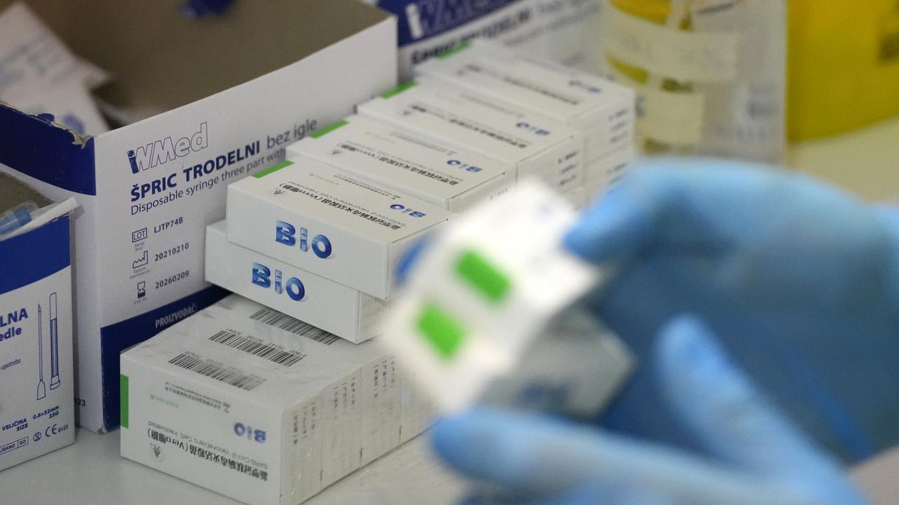 Serbia Mulai Berikan Vaksin COVID-19 Dosis Ketiga