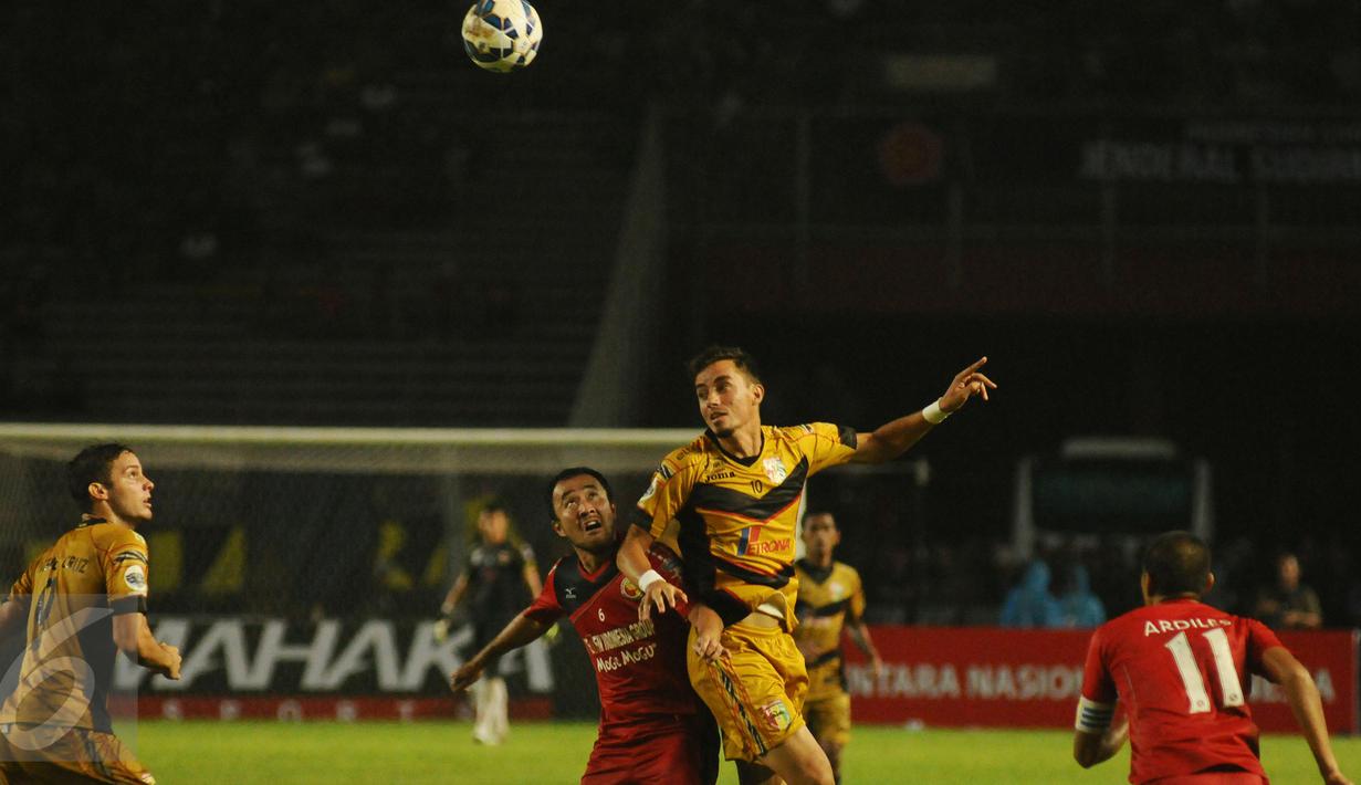 Gelandang Semen Padang, Yu Hyun Koo (tengah) berebut bola atas dengan penyerang Mitra Kukar, Rodrigo pada laga final Piala Jenderal Sudirman di Stadion GBK Jakarta, Minggu (24/1/2016). Ini pertemuan ketiga bagi kedua tim. (Liputan6.com/Helmi Fithriansyah)