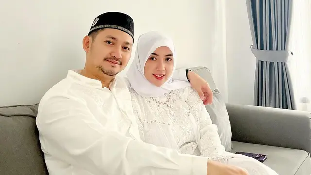 Potret Angga Wijaya Rayakan Idul Adha Perdana dengan Istri Baru, Curi Perhatian