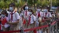 Siswa tiba di sekolah pada hari pertama semester baru di Wuhan, Provinsi Hubei, China, 1 September 2021. Pemerintah China memutuskan pemberlakuan belajar tatap muka setelah percaya diri menangani pandemi COVID-19. (STR/AFP)