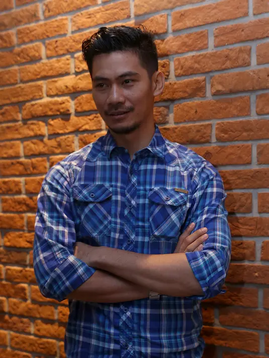 Gerhana Matahari Total (GMT) yang terlihat jelas di beberapa daerah di Indonesia, aktor Donny Alamsyah menyikapinya dengan biasa. (Andy Masela/Bintang.com)