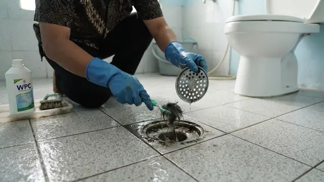 Bersihkan Area Saringan dan Floor Drain