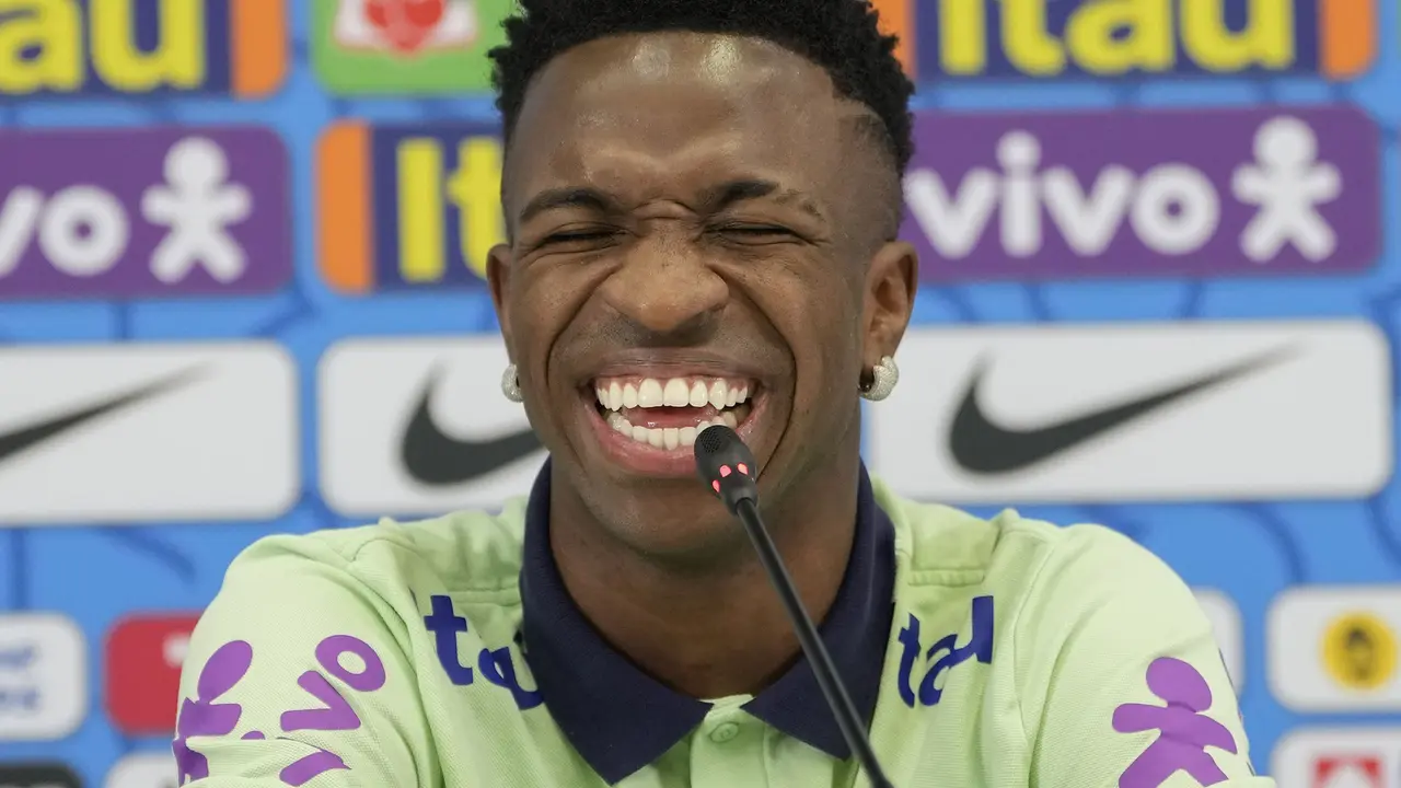 Foto: Momen Lucu, Seekor Kucing Susupi Konferensi Pers Timnas Brasil di Piala Dunia 2022