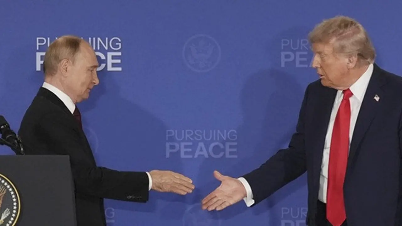 Presiden Donald Trump hendak menjabat tangan Presiden Rusia Vladimir Putin saat konferensi pers bersama di Pangkalan Gabungan Elmendorf-Richardson, Alaska, Amerika Serikat, Jumat (15/8/2025).