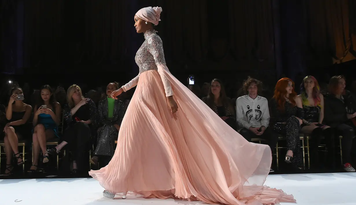 Model Halima Aden berjalan di atas catwalk menggenakan busana rancangan Sherri Hill Show selama New York Fashion Week 2019 di New York City (8/2). Halima merupakan model berhijab keturunan Amerika-Somalia. (AFP Photo/Ben Gabbe)