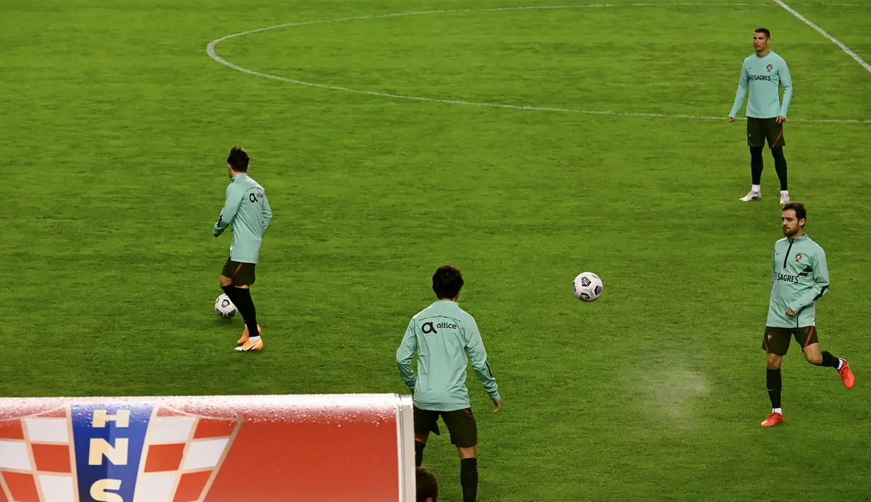 Para pemain Portugal mengambil bagian dalam sesi latihan tim di stadion Poljud di Split (16/11/2020). Portugal akan bertanding melawan Kroasia pada UEFA Nations League 2020 di Stadion Poljud, Split. (AFP/Denis Lovrovic)