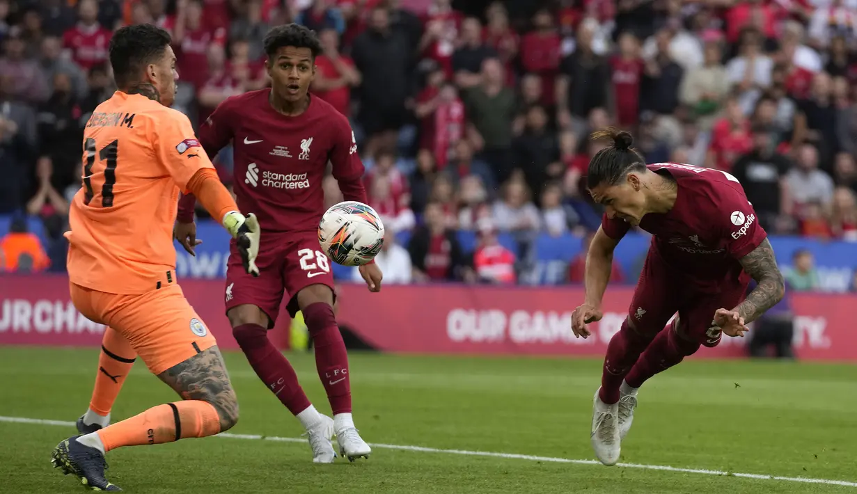 Pemain Liverpool, Darwin Nunez (kanan) mencetak gol ketiga timnya saat laga Community Shield 2022/2023 melawan Manchester City di King Power Stadium, Sabtu (30/07/2022). (AP/Frank Augstein)