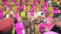 Presiden Joko Widodo (Jokowi) selfie bersama ibu-ibu yang mengenakan kebaya di Hari Kebaya Nasional 2024. Credit: Instagram/@jokowi