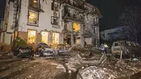 Dalam foto yang disediakan oleh Layanan Darurat Ukraina, petugas pemadam kebakaran memeriksa lokasi serangan rudal Rusia yang menghantam sebuah hotel di Kharkiv, Ukraina, Rabu (10/1/2024). Dua rudal Rusia menghantam hotel tersebut dan melukai 11 orang. (Ukrainian Emergency Service via AP)