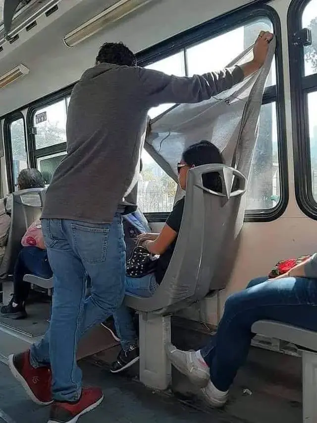 7 Potret Nyeleneh Orang Pacaran di Tempat Umum, Ada yang di Atas Pohon