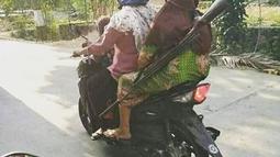 Kendaraan lain auto minggir ngasih jalan. (Source: Instagram.com/@ngakakkocak)