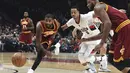Pemain Cleveland Cavaliers, Kyrie Irving (kiri) berusaha mengejar bola bersama pemain Portland Trail Blazers, C.J. McCollum pada laga NBA basketball game di oda Center, Portland (11/1/2016). Blazers menang 102-86.  (AP/Steve Dykes)