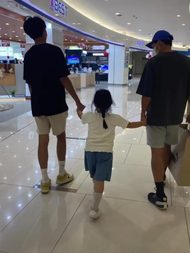 Anak Ibnu Jamil dan anak Ririn Ekawati terlihat sangat akrab