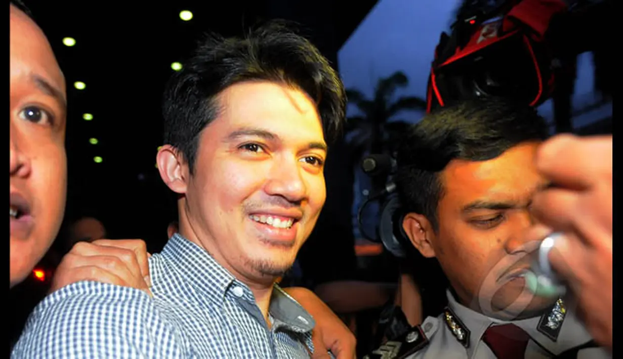 Tidak ada komentar yang keluar dari mulut Irwansyah meski terus diberondong sejumlah pertanyaan oleh awak media di Gedung KPK, Jakarta, Kamis (22/1/2015). (Liputan6.com/Faisal R Syam) 