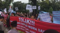 Pedagang onderdil mobil Awah Besar berdemo di Balai Kota Jakarta.
