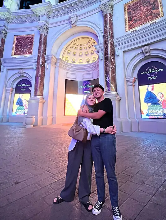 Tetap tampil berhijab, Dian Ayu Lestari pun menceritakan pengalamannya saat jalan-jalan di Las Vegas. Melihat sekelilingnya yang berpakaian terbuka, ia pun sempat merasakan shock. Dari unggahannya ini banyak netizen pun memberinya berbagai tanggapan. (Liputan6.com/IG/@omeshomesh)