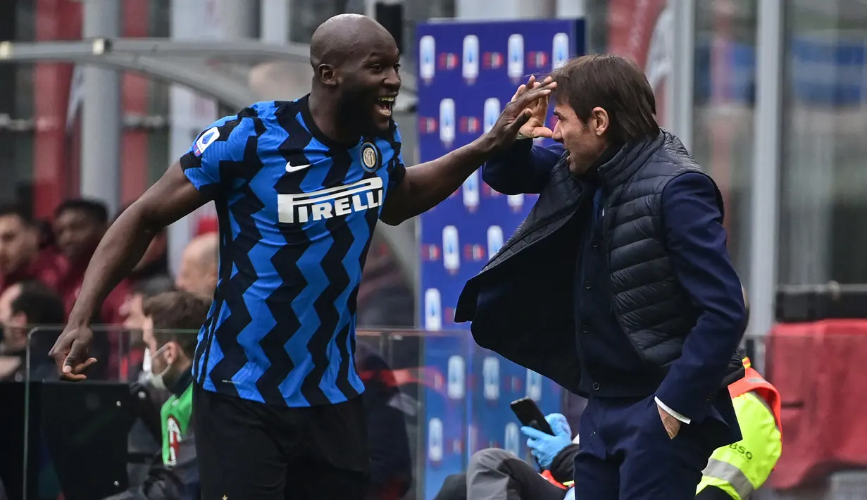 Romelu Lukaku. Striker Belgia berusia 28 tahun yang kini memasuki musim pertama di periode kedua bersama Chelsea ini mampu menjadi top skor Inter Milan di 2 musim berurutan Liga Italia, 2019/2020 dan 2020/2021. Ia mampu mencetak masing-masing 23 dan 24 gol di 2 musim tersebut. (AFP/Miguel Medina)