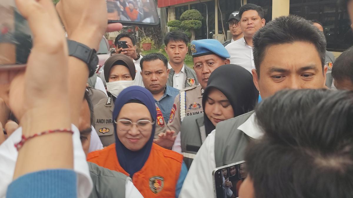 Eks Bupati Gowa Sitti Husniah Talenrang saat digiring ke mobil tahanan Polda Sulsel. (merdeka.com/ihwan fajar).