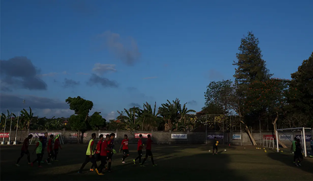 Sejumlah pemain Bali United usai latihan terakhir jelang pertandingan menghadapi Persija di laga Piala Presiden 2015, Denpasar, Bali, Sabtu (30/8/2015). (Bola.com/Vitalis Yogi Trisna)