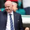 Gianni Infantino, Presiden FIFA, melambaikan tangan kepada penonton sebelum pertandingan babak 16 besar Piala Dunia Antarklub 2025 antara CR Flamengo dan FC Bayern M&uuml;nchen di Hard Rock Stadium pada 29 Juni 2025 di Miami Gardens, Florida. (Michael Reaves/Getty Images via AFP)
