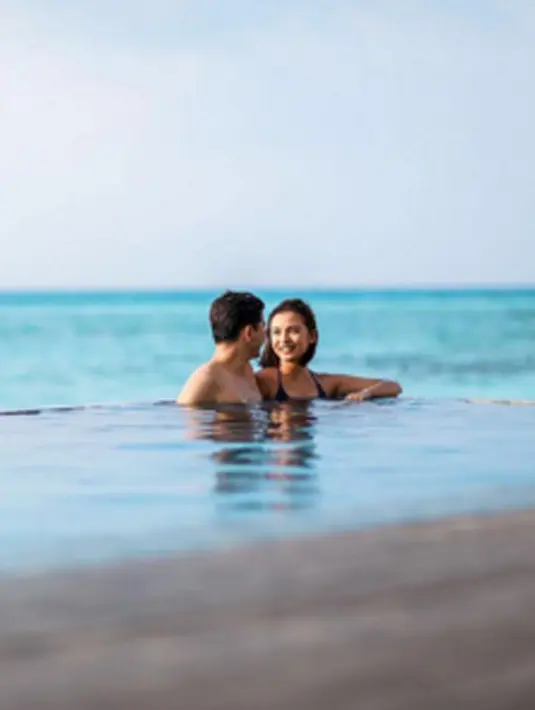 “Happiness is spending a day at the pool.. Chatting, swimming, eating and drinking while watching the sunset.” tulis Glenn Alinskie di ‘caption’ foto yang diunggahnya di akun instagram miliknya. (via instagram/@glennalinskie)