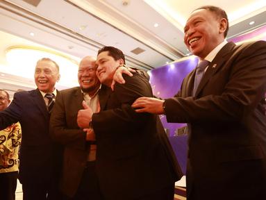 Dua calon ketua PSSI, Erick Thohir dan La Nyalla Mahmud Mattalitti, berpelukan saat Kongres Luar Biasa (KLB) PSSI di Hotel Shangri-La, Jakarta Pusat pada Kamis (15/2/2023). Keduanya akan bertarung pada pemilihan ketua umum PSSI periode 2023-2027. (Bola.com/M Iqbal Ichsan)