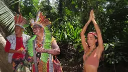 Selama tiga minggu Ines Rau berada di hutan Amazone. Tak sekedar melakukan program khusus saja tapi juga di sana ia belajar dan mencapai transformasi spirutal terbesar. (Foto: Instagram/@supa_ines)
