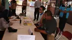Sopir bus menjalani pemeriksaan kesehatan di Terminal Kampung Rambutan, Jakarta, Jumat (8/6). Pemeriksaan bertujuan memastikan kondisi kesehatan sopir agar tetap baik dalam mengoperasikan kendaraan yang mengangkut pemudik. (Liputan6.com/Immanuel Antonius)