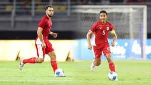 Pemain Timnas Indonesia, Jordi Amat dan Rizky Ridho dalam laga FIFA Matchday melawan Chinese Taipei di Stadion Gelora Bung Tomo (GBT), Surabaya, Jumat (05/08/2025). (Bola.com/Abdul Aziz)