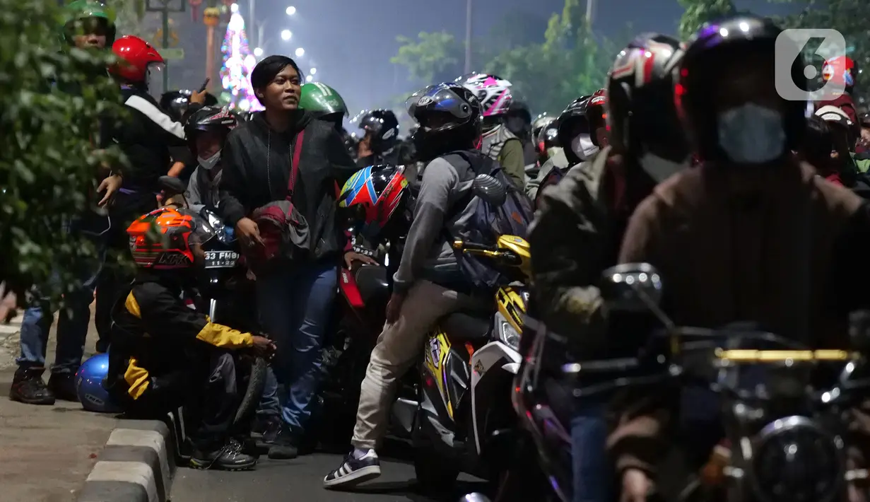 Sejumlah pemudik motor mematikan kendaraannya di kawasan posko penyekatan mudik di Kedungwaringin, Kabupaten Bekasi, Jawa Barat, Senin (10/5/2021). Sejumlah pemudik motor mematikan kendaraannya untuk menolak diputarbalikkan oleh petugas di posko penyekatan mudik. (Liputan6.com/Herman Zakharia)